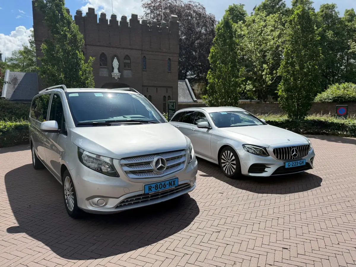 Mercedes Vito taxibus en Mercedes E-Klasse van Taxi Centrale Udenhout